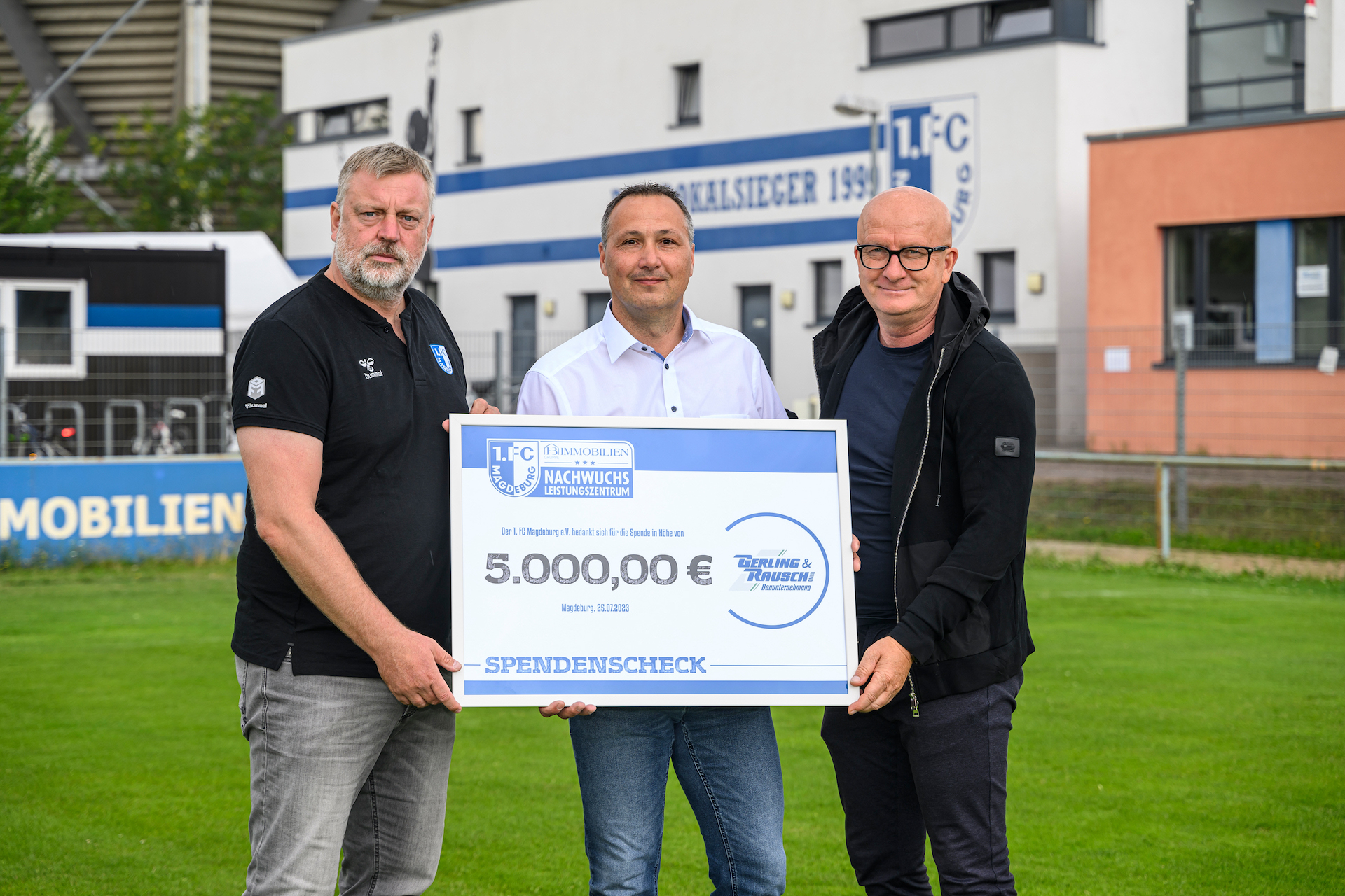 Von links: Tom Heitzmann (Geschäftsstellenleiter 1. FC Magdeburg e.V.), Christian Barnau (Geschäftsführer der Gerling und Rausch GmbH) und Thomas Hoßmang (Leiter des HB-Immobilien-Nachwuchsleistungszentrums). Foto: FCM / Norman Seidler