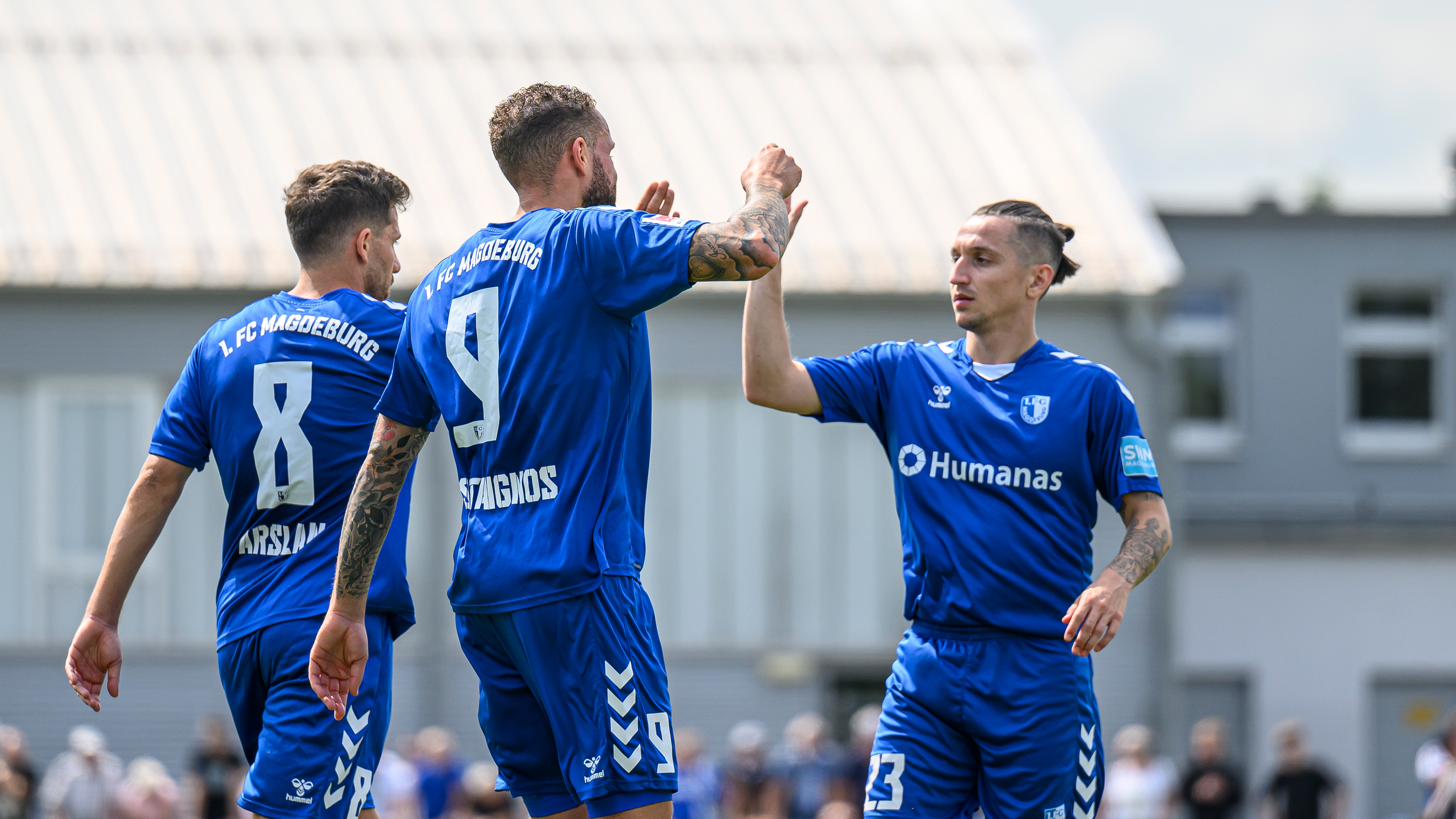 von links: Ahmed Arslan, Luc Castaignos und Baris Atik jubeln