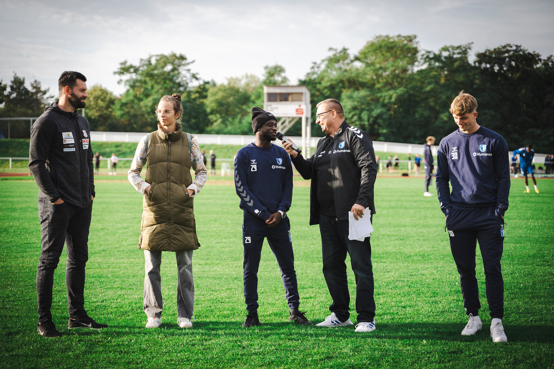 FCM-Kapitän Amara Conde (Mitte) und Noah Kruth (rechts) im Gespräch mit Torsten Rohde. (2.v.r.)