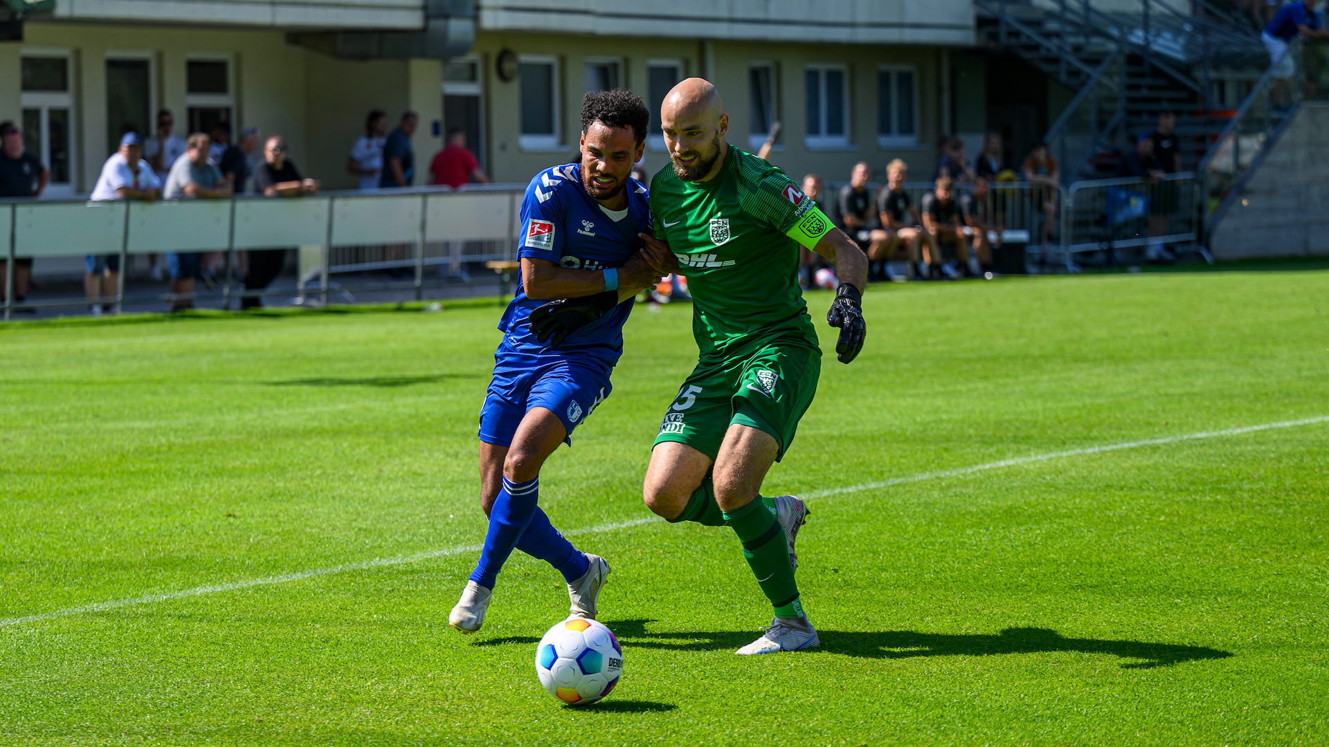Herbert Bockhorn im Zweikampf gegen FC Nordsjaelland