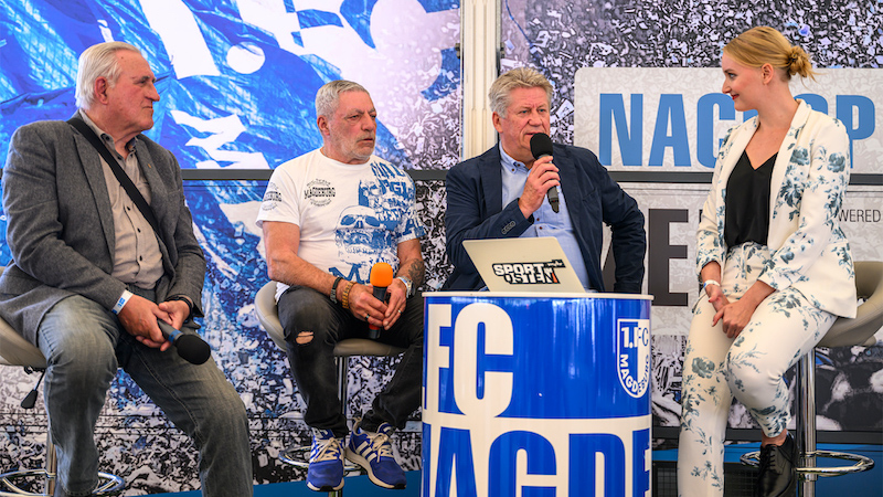 Sabrina Bramowski (rechts) im Talk mit den ehemaligen Spielern Uli Schulze, Axel Tyll und Wolfgang Altmann (von links).