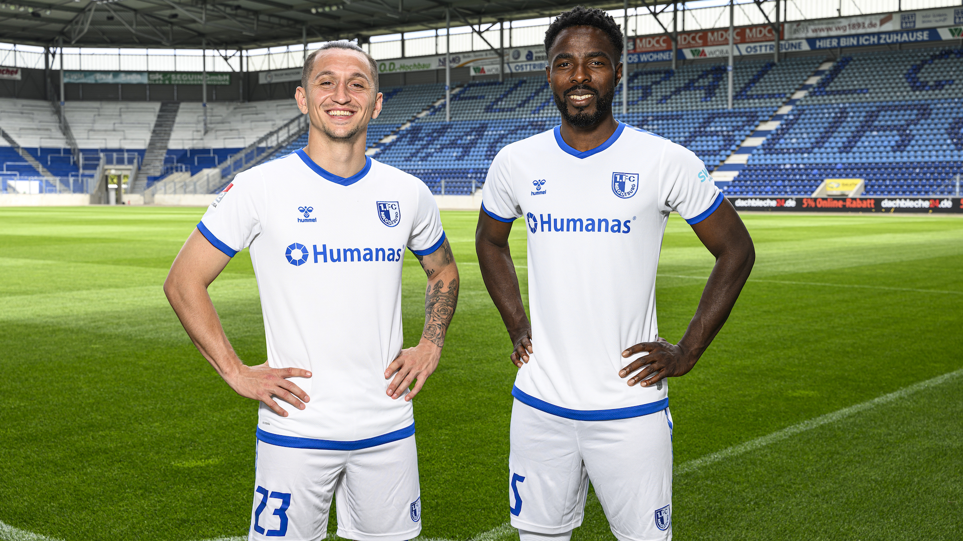 Baris Atik(links) und Daniel Heber im neuen Heimtrikot