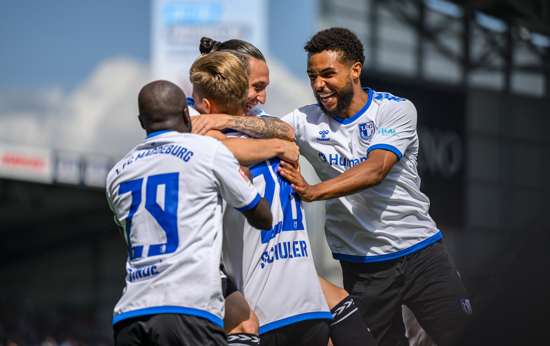 Jubel von Baris Atik, Lua Schuler, Leon Bell Bell und Amara Condé