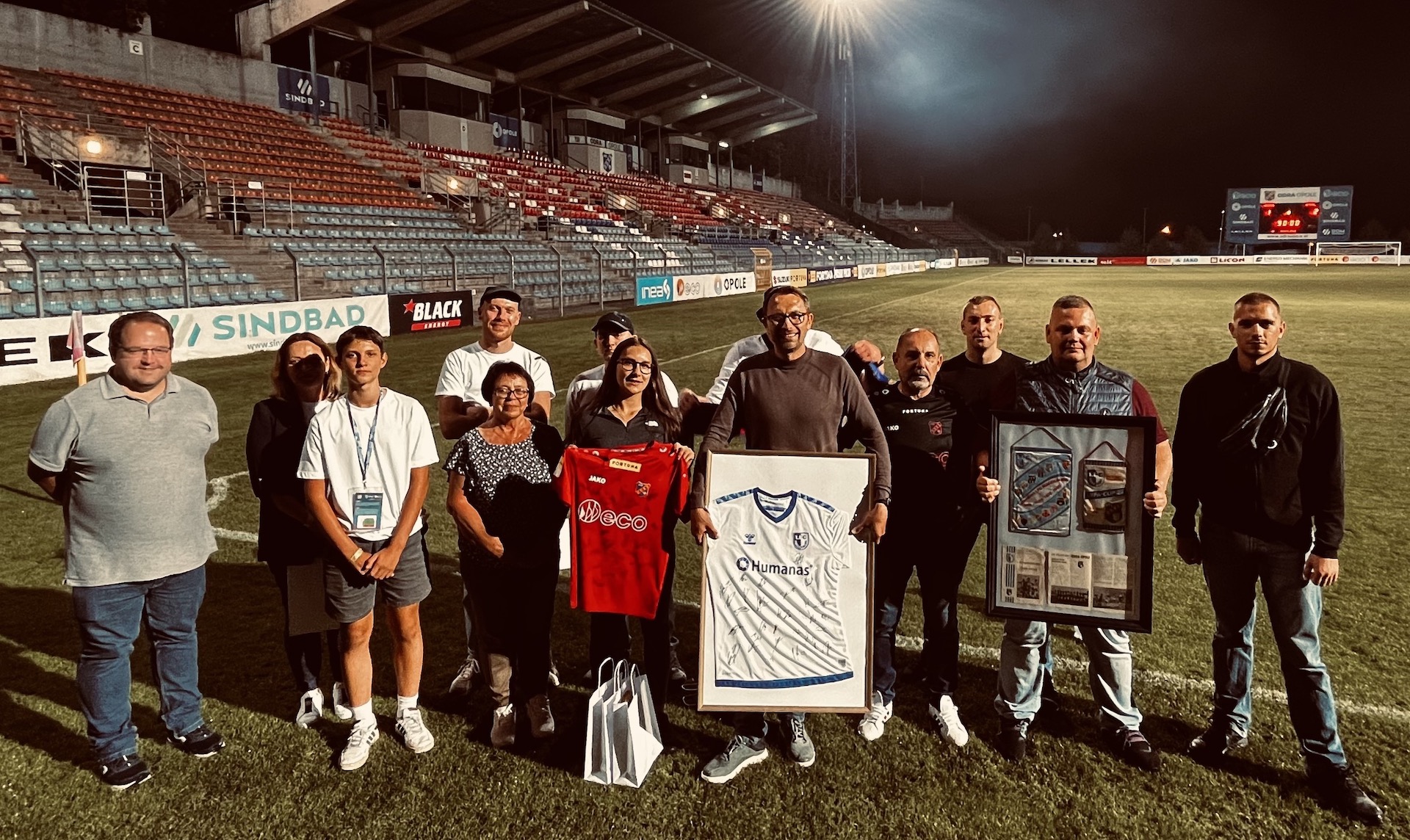 Die Delegation gemeinsam mit den Gastgebern im Stadion von Odra Opole. Foto: Odra Opole