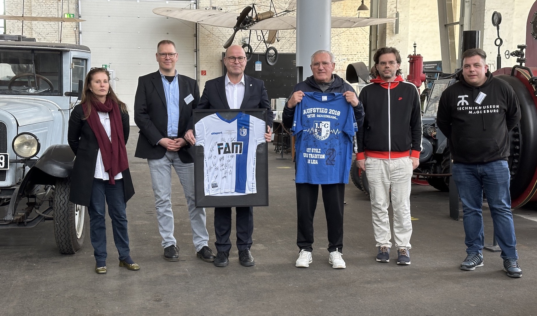 Von links: Kuratorin Astrid Wegner, Museumsleiter Dr. Hajo Neumann, FCM-Präsident Dr. Jörg Biastoch, Ulrich Schulze, Kurator Christian Karn und Sammlungsleiter Dr. Christian Marlow