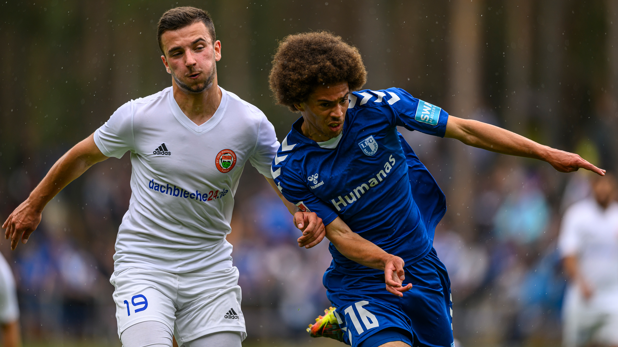 Jonah Fabisch im Zweikampf gegen Westerhausen