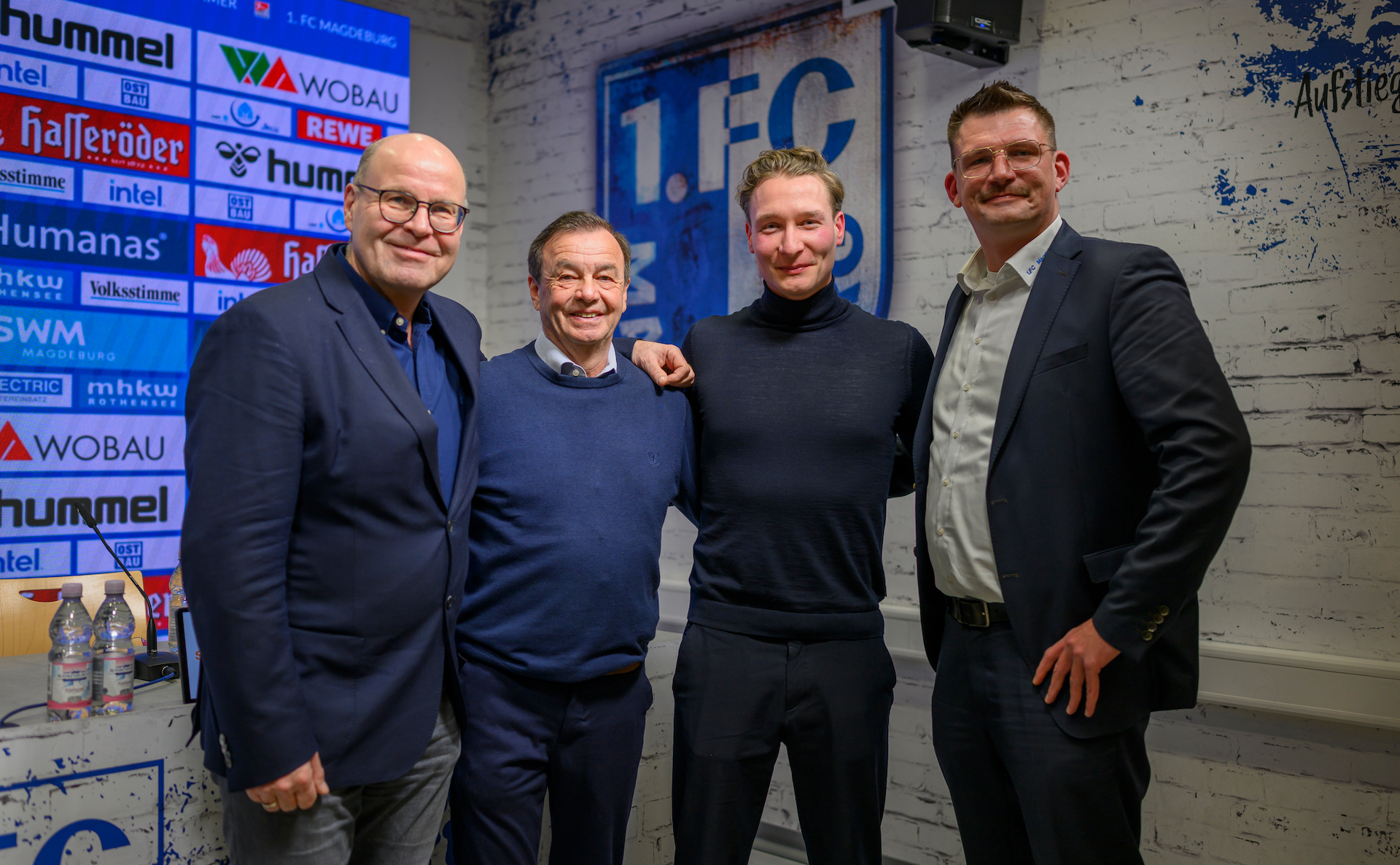 Dr. Jörg Biastoch(Präsident), Otmar Schork(Sportdirektor) und Matthias Niedung(Aufsichtsratsvorsitzender) begrüßen Martin Geisthardt