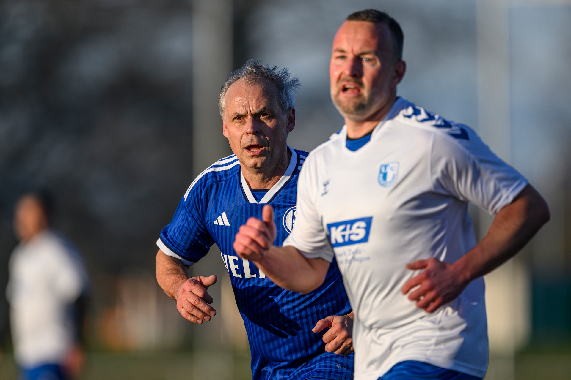 Olaf Thon (links) gewann mit seinem Team knapp mit 5:4.