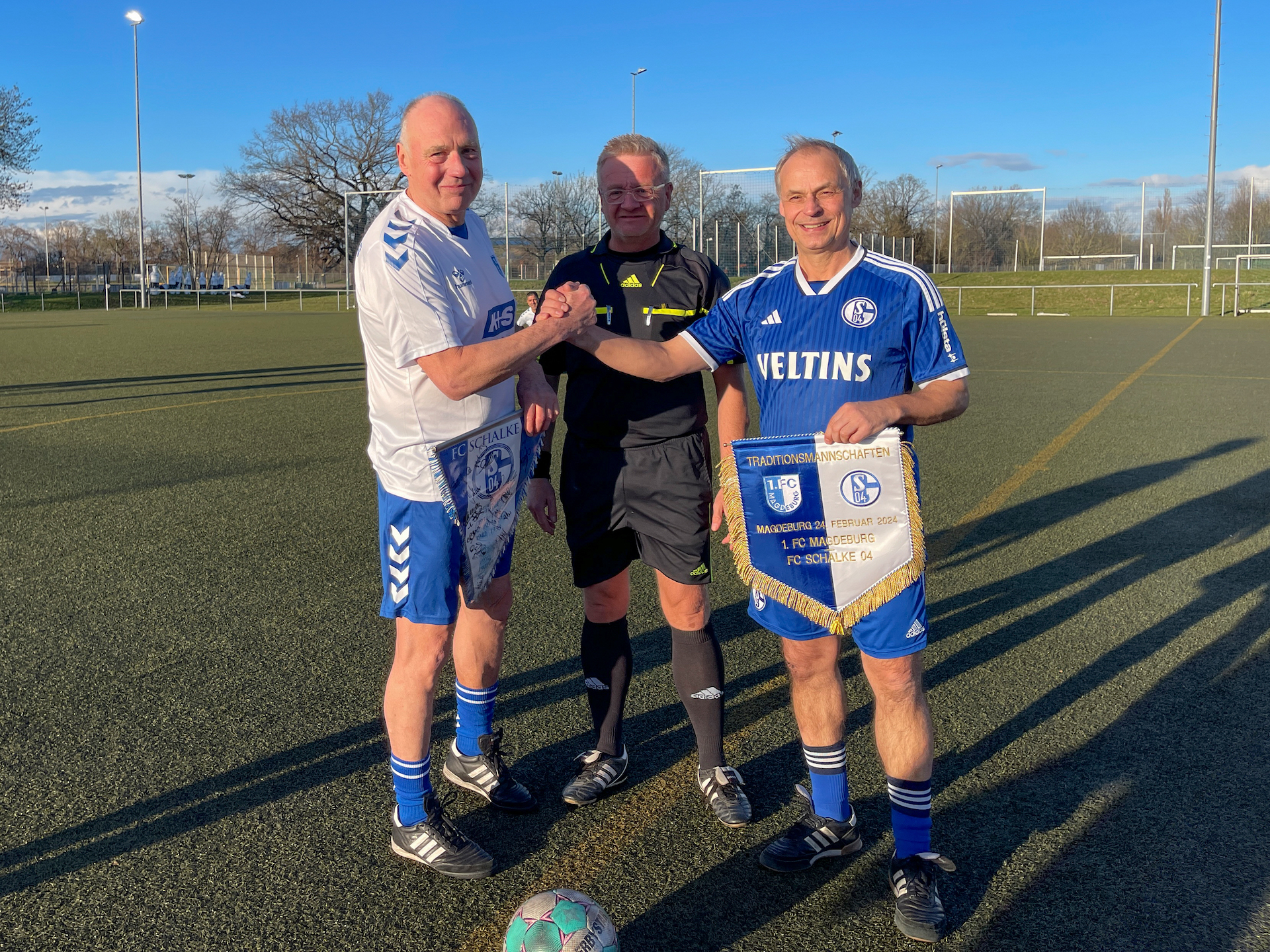 Die Wimpelübergabe vor dem Spiel.