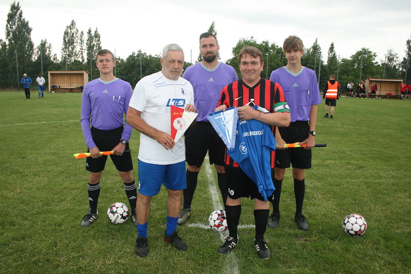 Die Traditionsmannschaft um Axel Tyll (2.v.l.) wurde bei beiden Gastspielen am Wochenende freundlich empfangen.