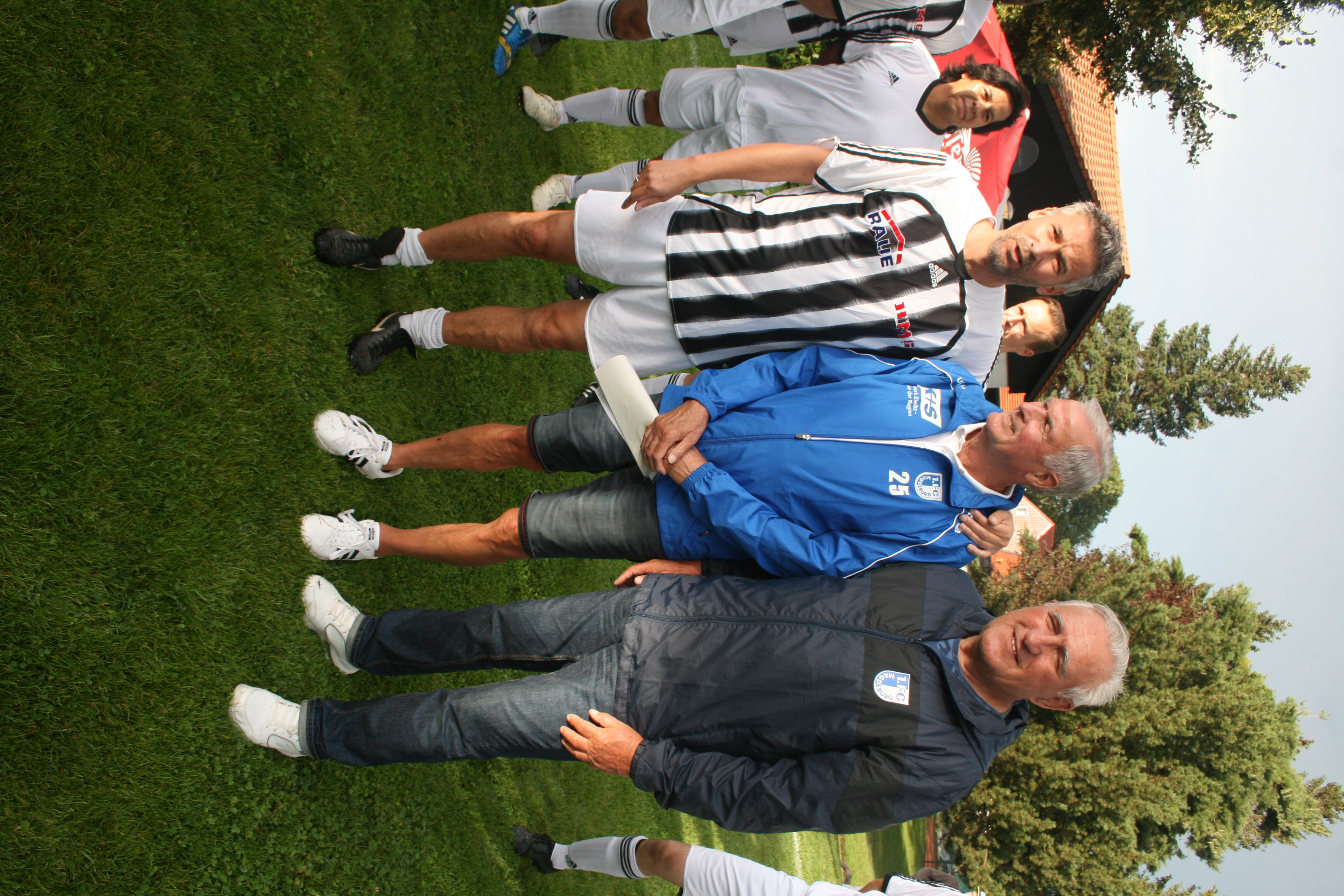 Mike Fiebiger (links) begrüßte für die Gastgeber Uli Schulze (rechts) und Jürgen Brennecke (Mitte). Fotos: FCM / Frank Helmke