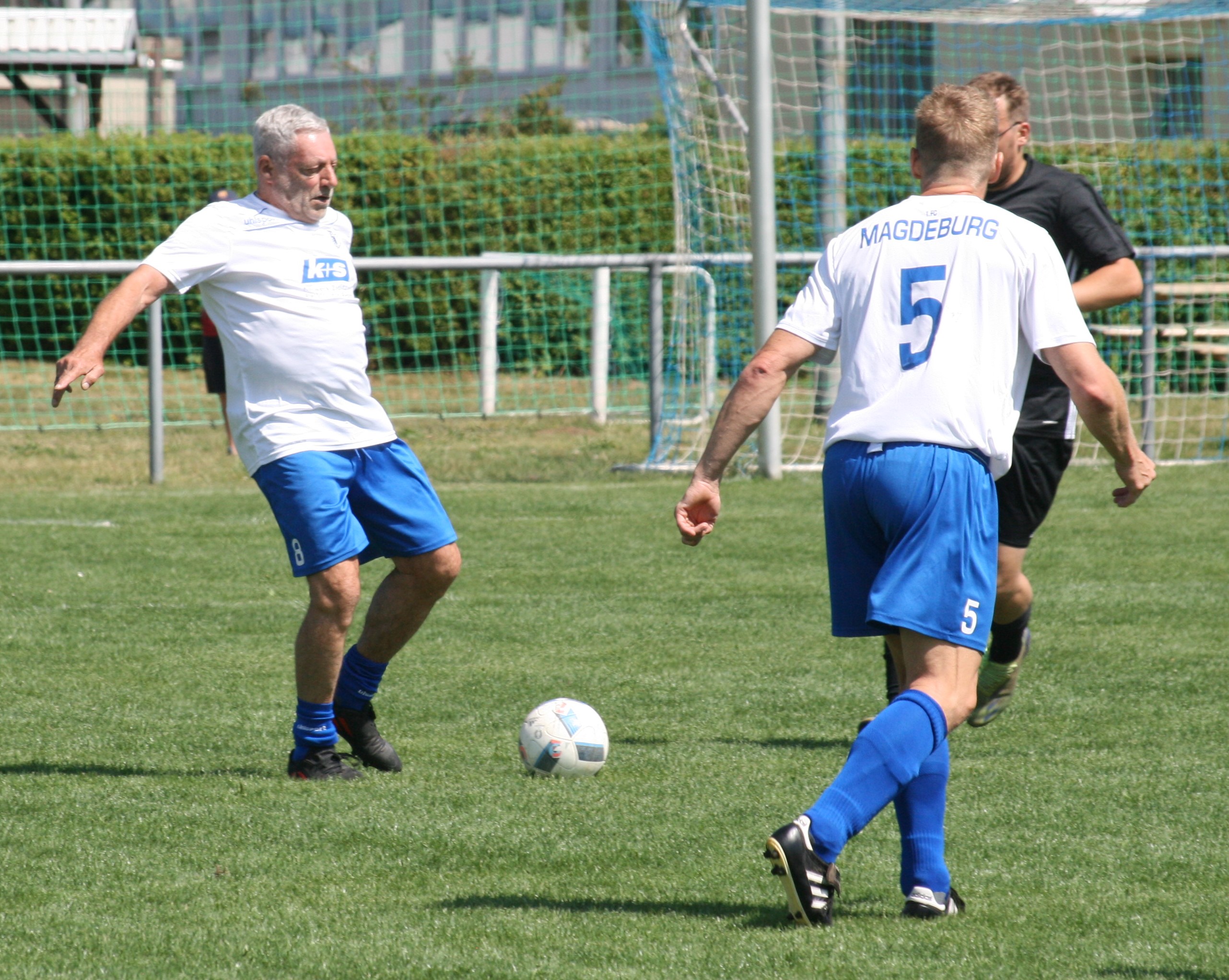 Axel Tyll (links) und die Traditionsmannschaft waren in Hasselfelde und Borau zu Gast. Foto: Frank Helmke