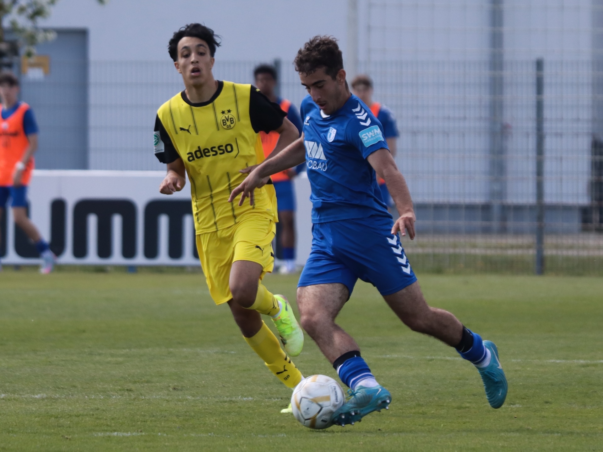 Die U17 im Kampf um den Ball 