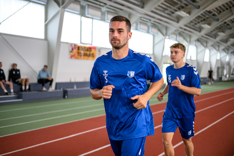 Leon Heynke (vorne) und die U23 starteten am Montag in die Vorbereitung auf die Oberliga-Saison. Fotos: FCM / Norman Seidler