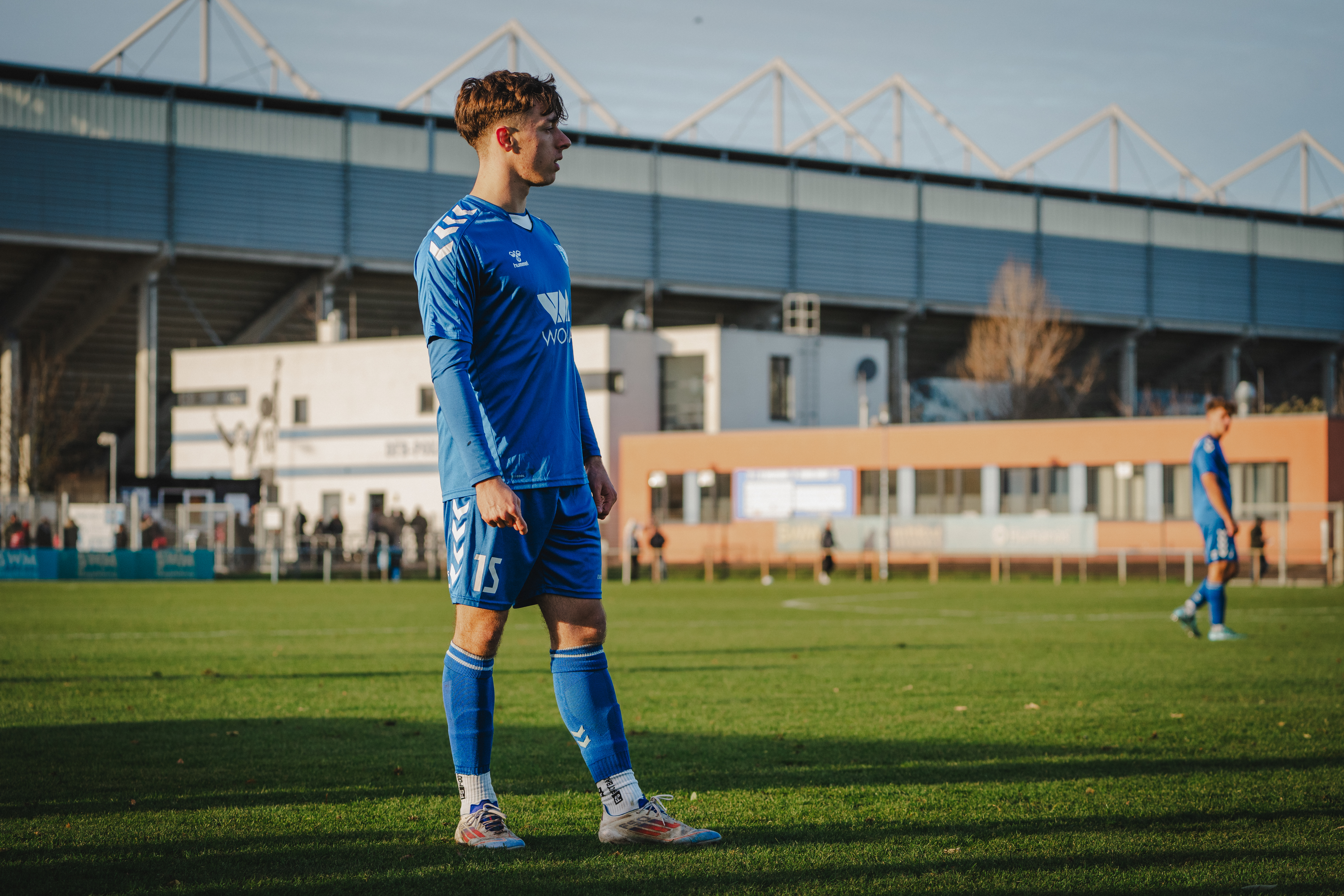 Elisio Widmann vor der Avnet Arena 