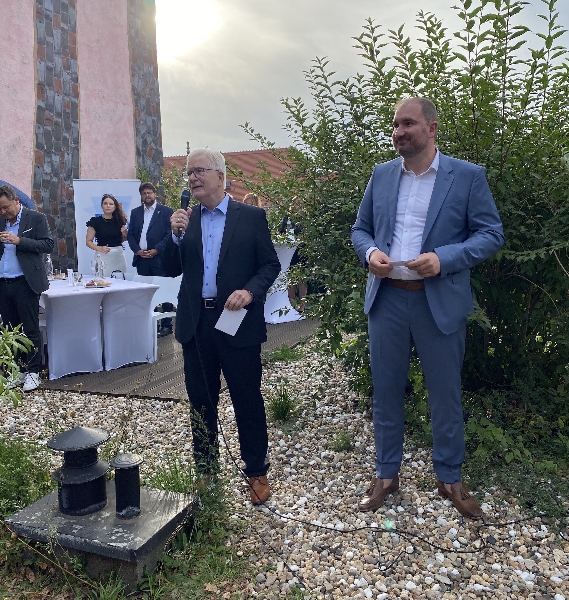 Bernd Weidemann (links) und Robert Weidemann (rechts) bei der Eröffnung der Veranstaltung. Fotos: FCM / Manuel Holscher