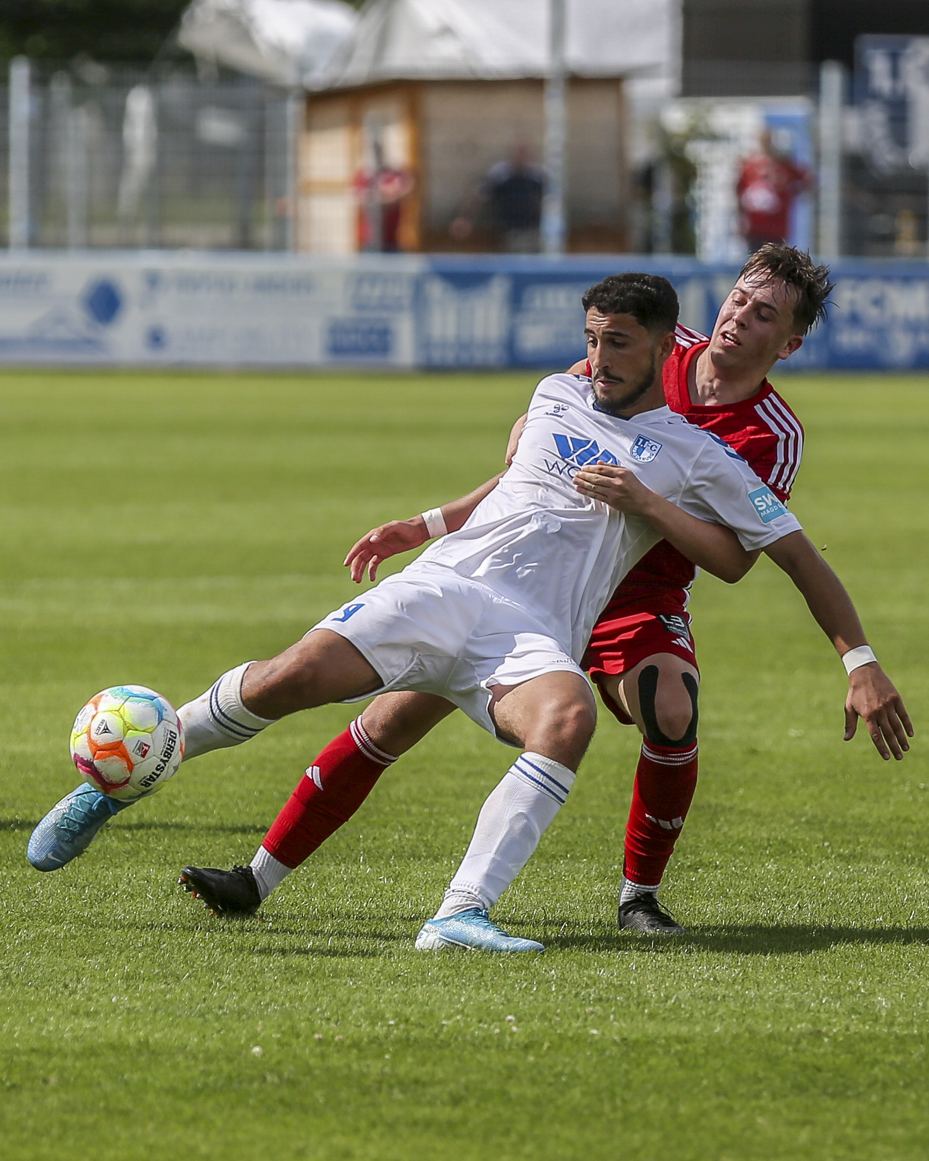 Zweikampf Firas Romdhane (FCM U23) mit Jonathan Schwarz (Ludwigsfelder FC)