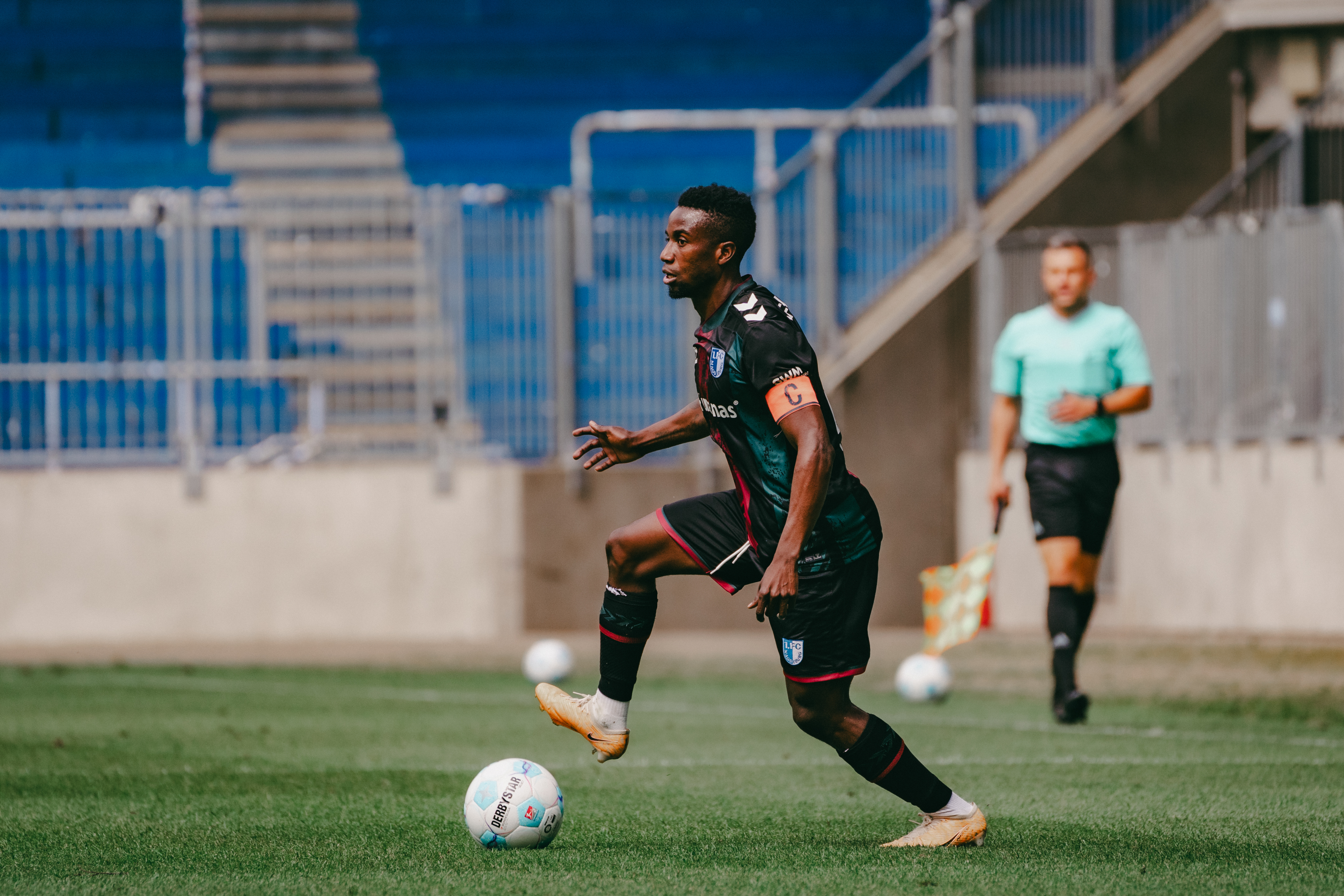 Neuzugang Lubambo Musonda trug in der ersten Halbzeit die Kapitänsbinde. In der Vorbereitung rotiert das Kapitänsamt häufig.