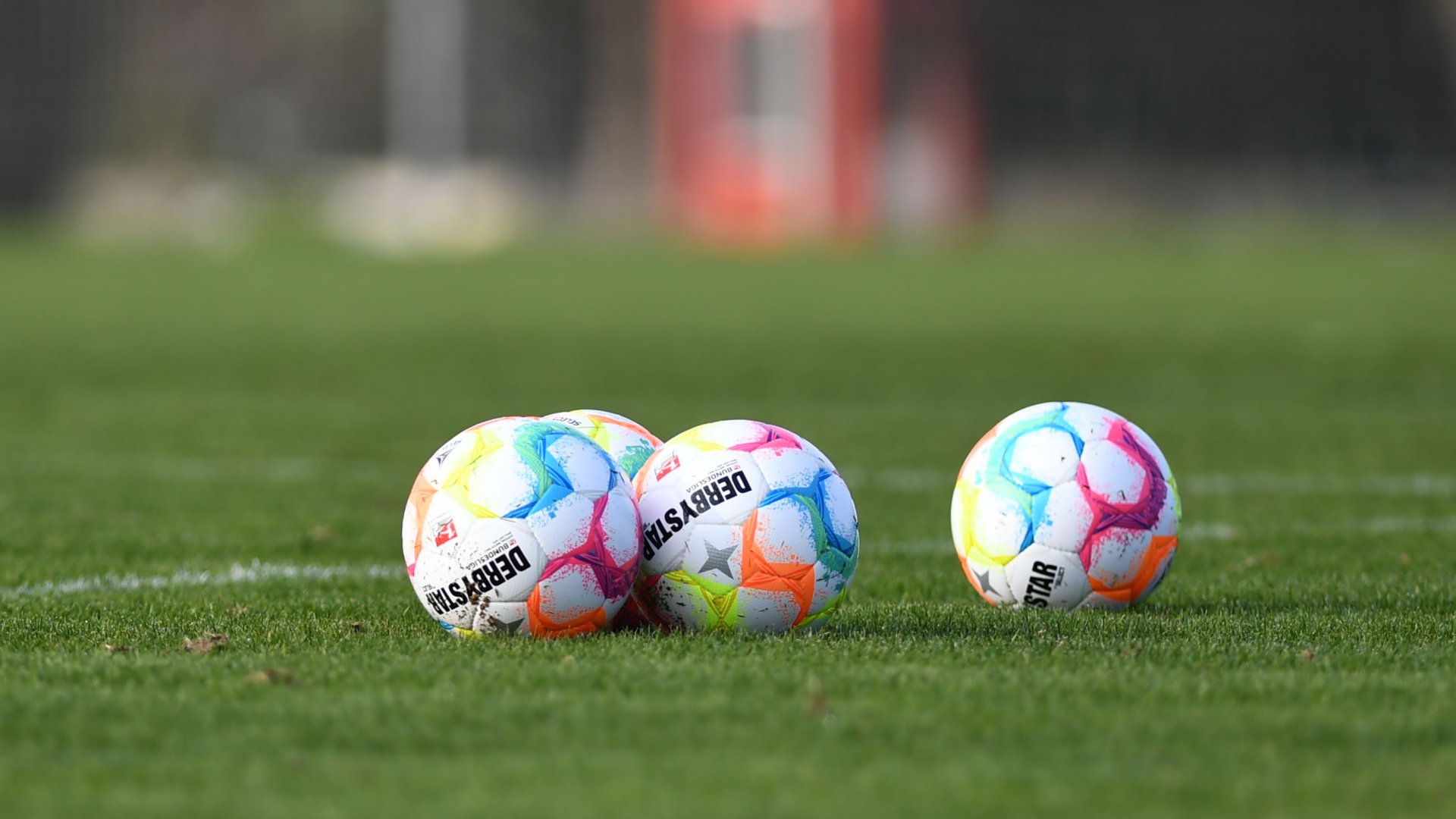 Drei Fußbälle auf dem Platz