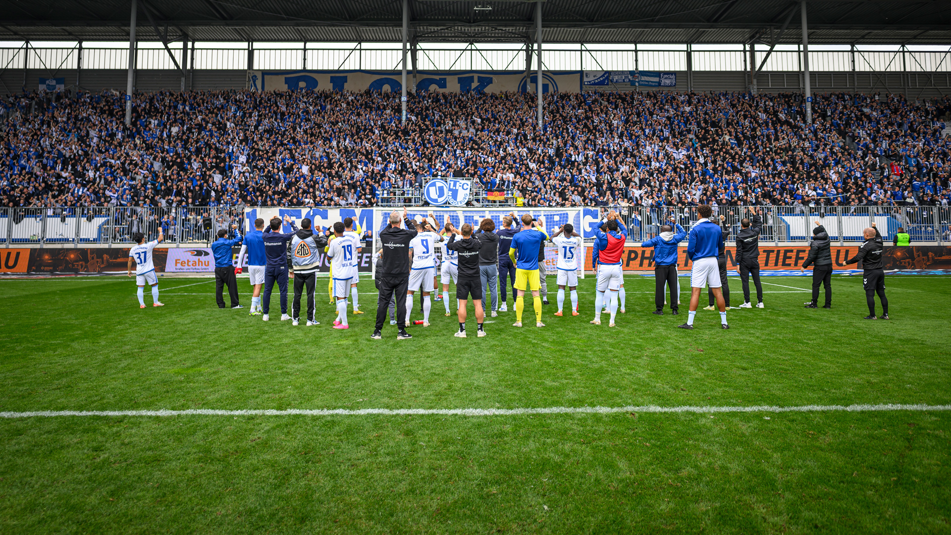 Mannschaft vor Block U